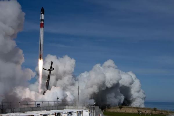 Rocket Lab впервые поймала первую ступень ракеты Electron с помощью вертолёта